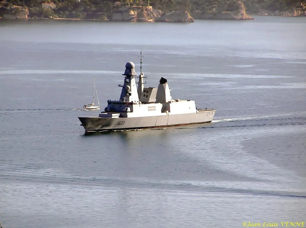 Le Forbin rentre au port