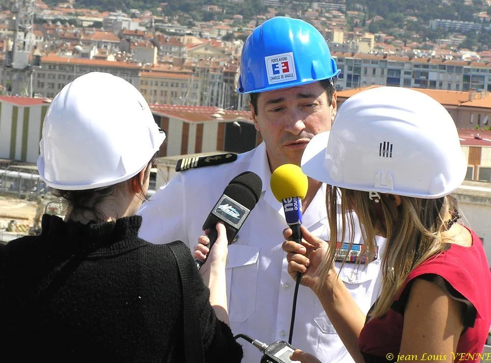 Le commandant répond aux questions des journalistes