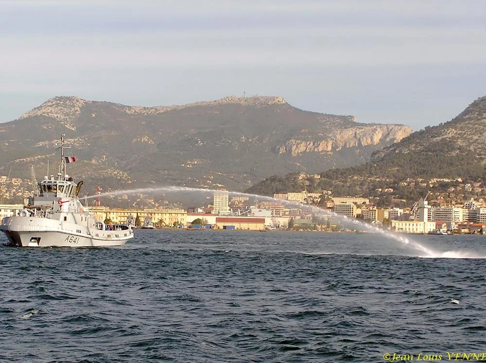 L'Estérel essaie son canon Ã  eau
