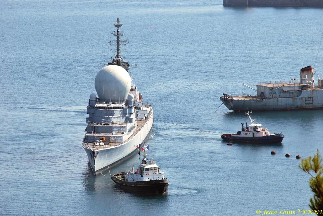 La coque de l'ex-Duquesne positionnée pour protéger le plan d'eau