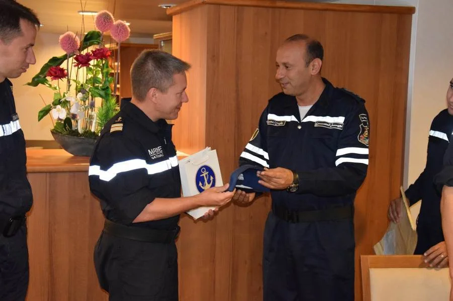 Le commandant du Courbet et celui du BPC égyptien Anwar El-Sadate échangent des cadeaux