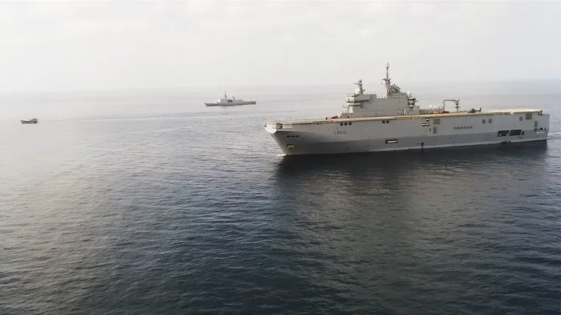 Le porte-hélicoptères amphibie Mistral, la frégate Courbet et un boutre suspect