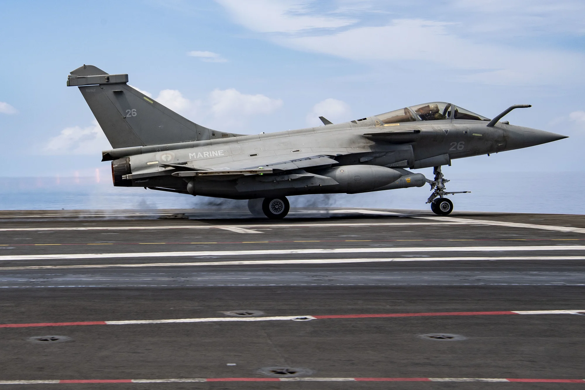 Un Rafale marine décolle du Charles de Gaulle