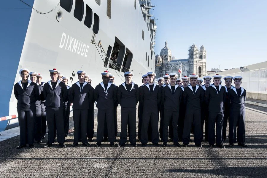 Les stagiaires de la PMM Marseille devant le BPC Dixmude à Marseille