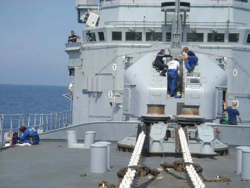 Maintenance sur la tourelle de 100 mm