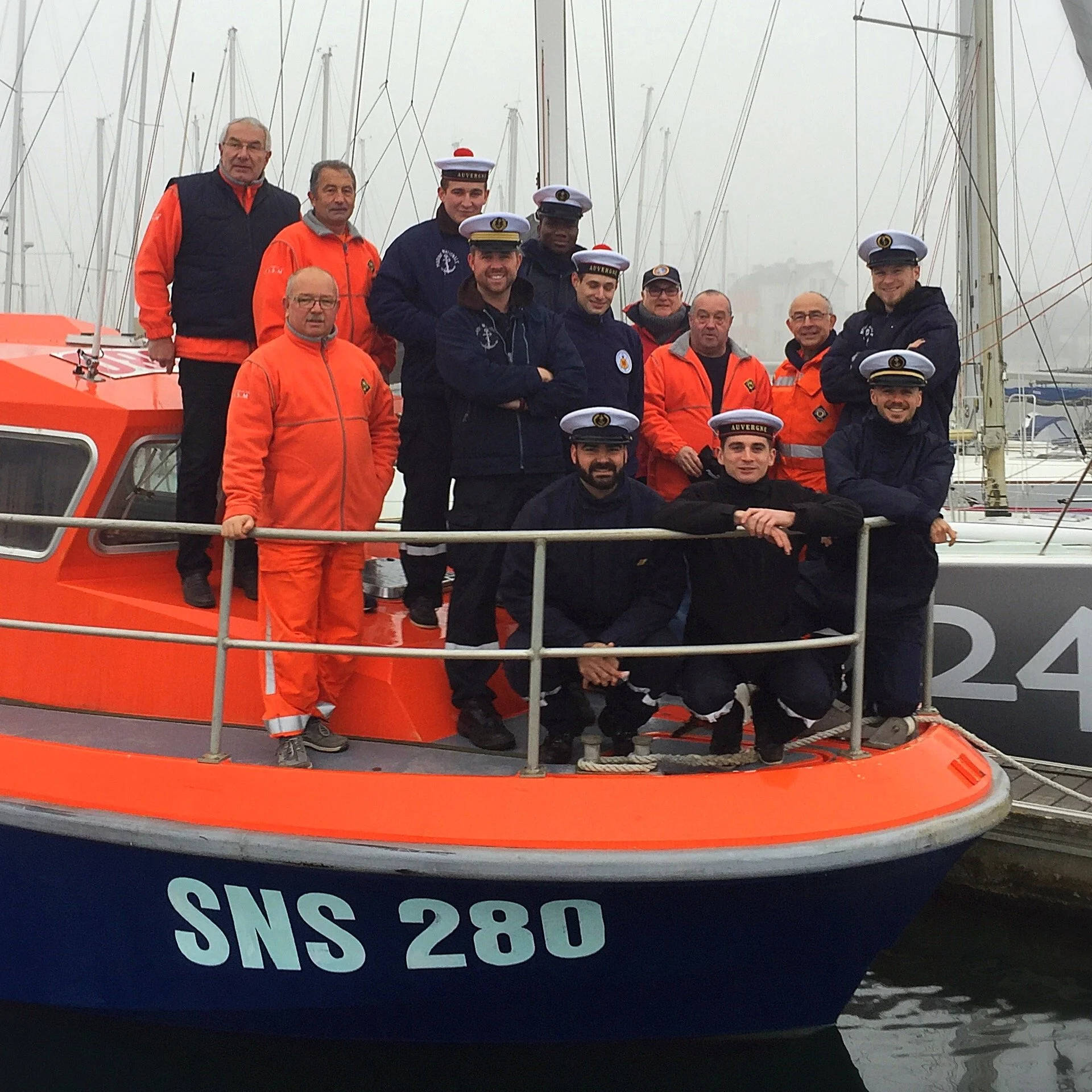 Marins de la frégate Auvergne et de la SNSM à bord de la vedette Contre-Amiral Noël