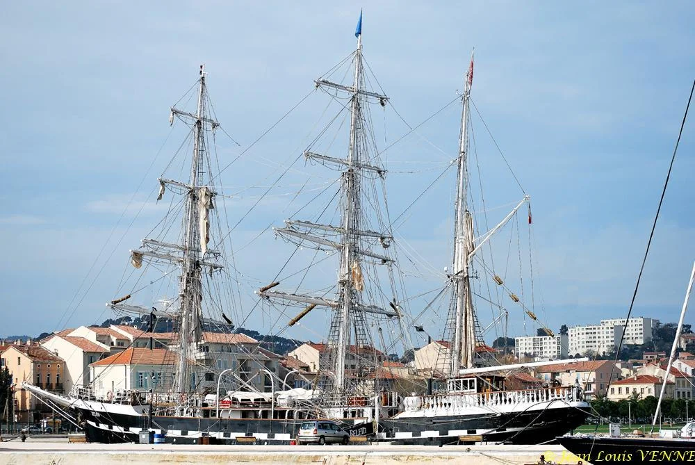 L’équipage installe les voiles sur les vergues du Bélem