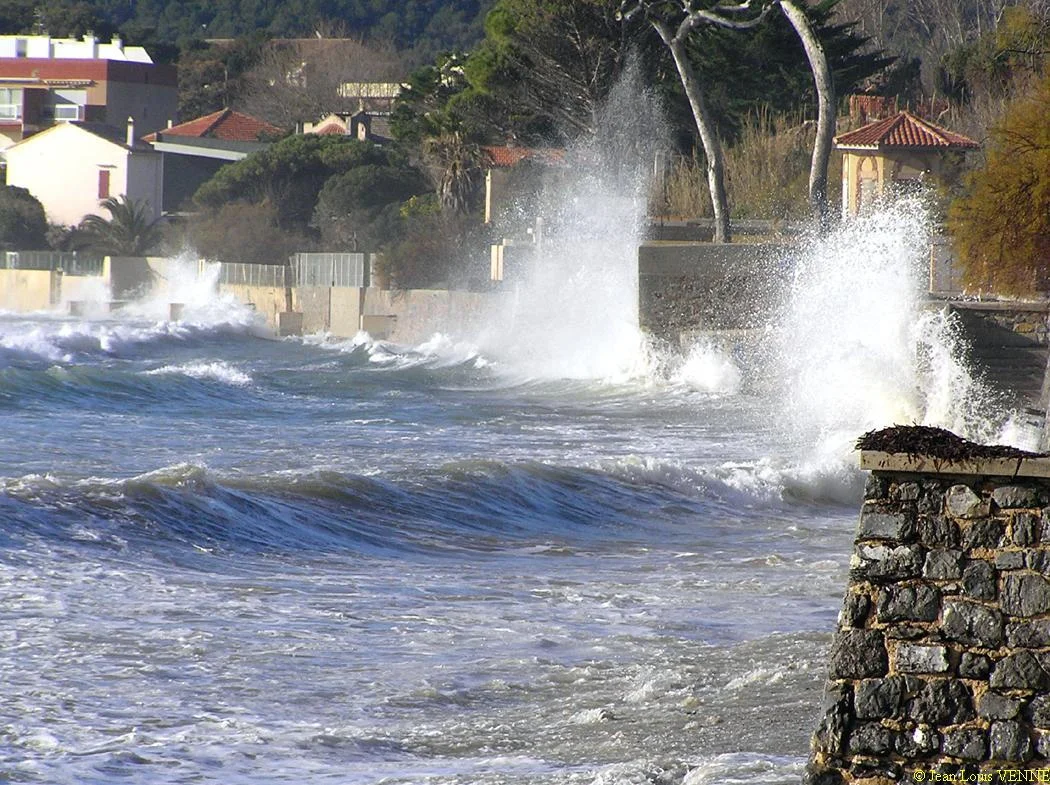 Les vagues se brisent sur le mur de protection