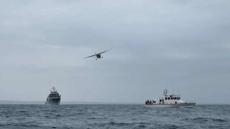 Le Champlain et le patrouilleur côtier malgache Tselatra