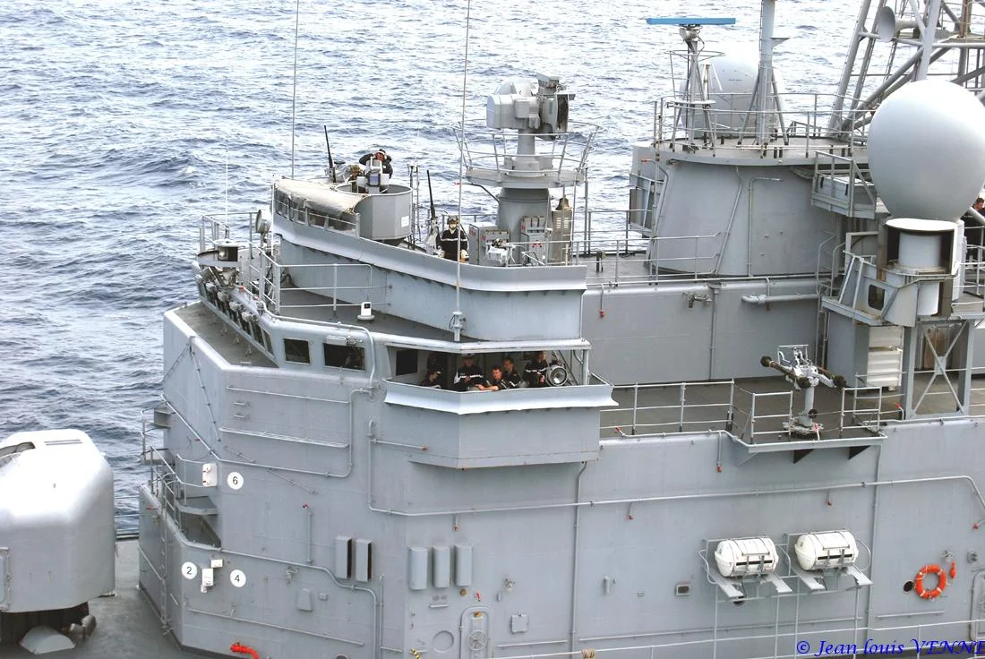 La frégate Primauguet se présente pour un ravitaillement à la mer