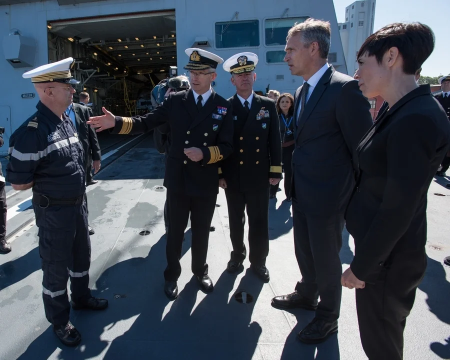 La FREMM Aquitaine accueille le secrétaire général de l’OTAN et la ministre de la défense de Norvège