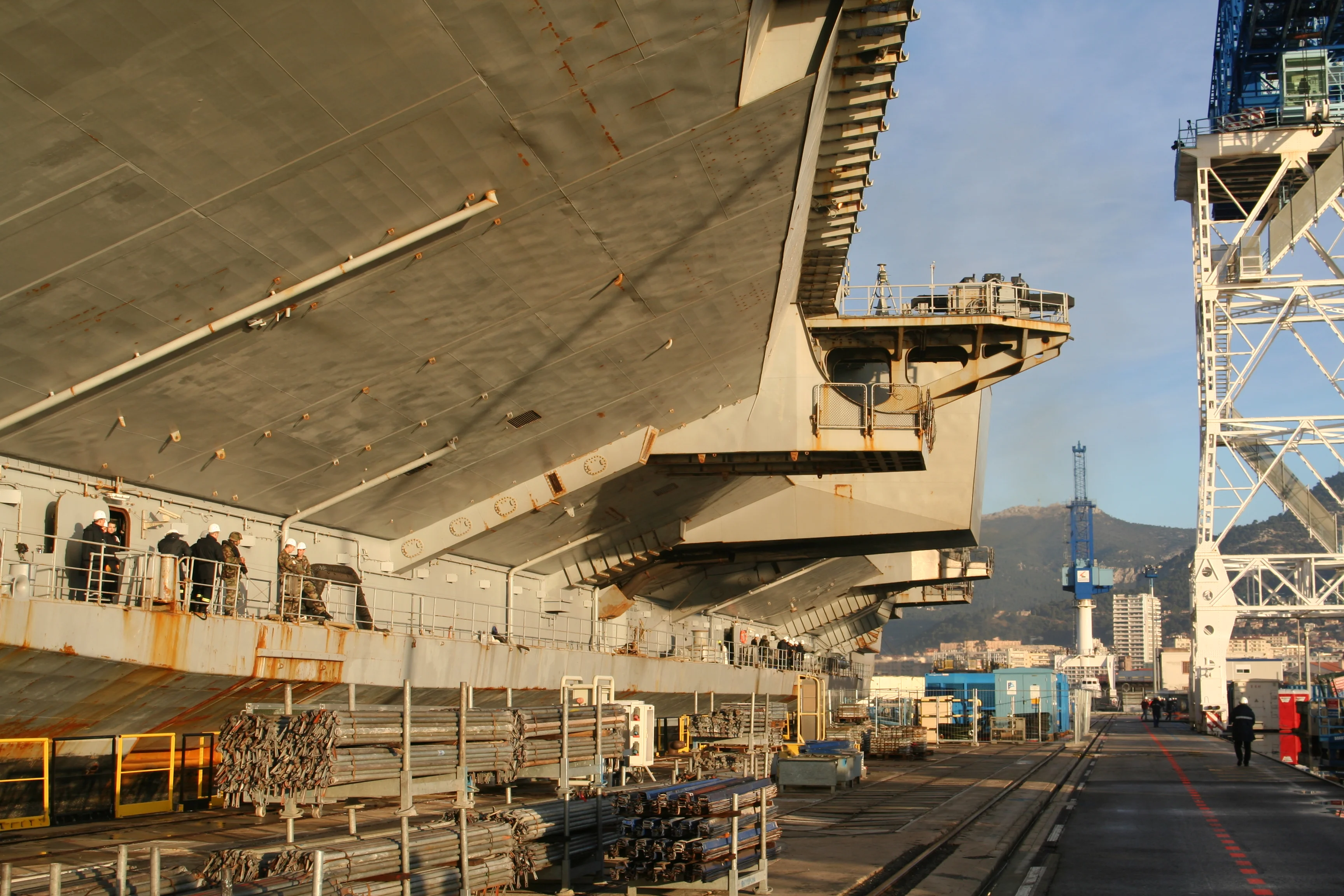 Le porte-avions occupe presqu'entièrement le bassin