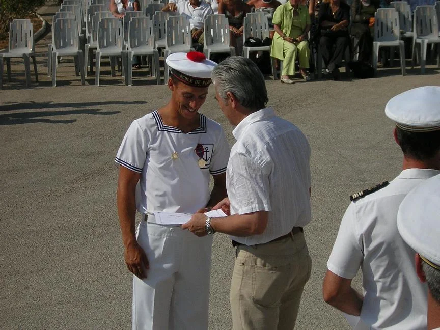 Un élève du BAT reçoit son insigne de plongeur-démineur des mains de son père