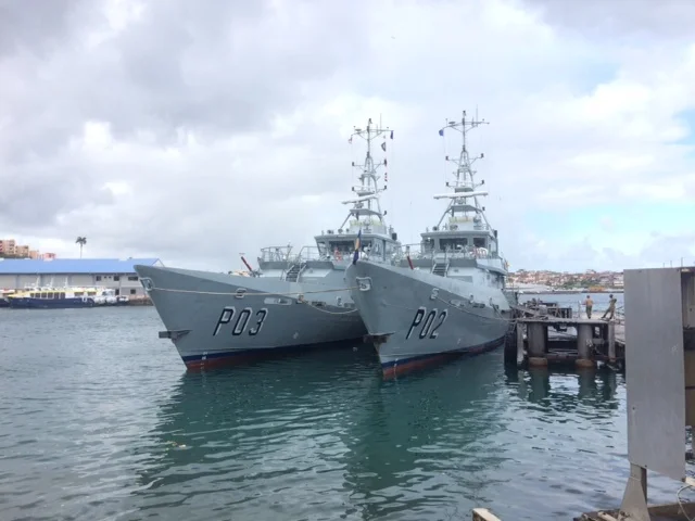 Deux patrouilleurs de haute mer des Coast-Guards en escale dans la base navale de Fort-de-France
