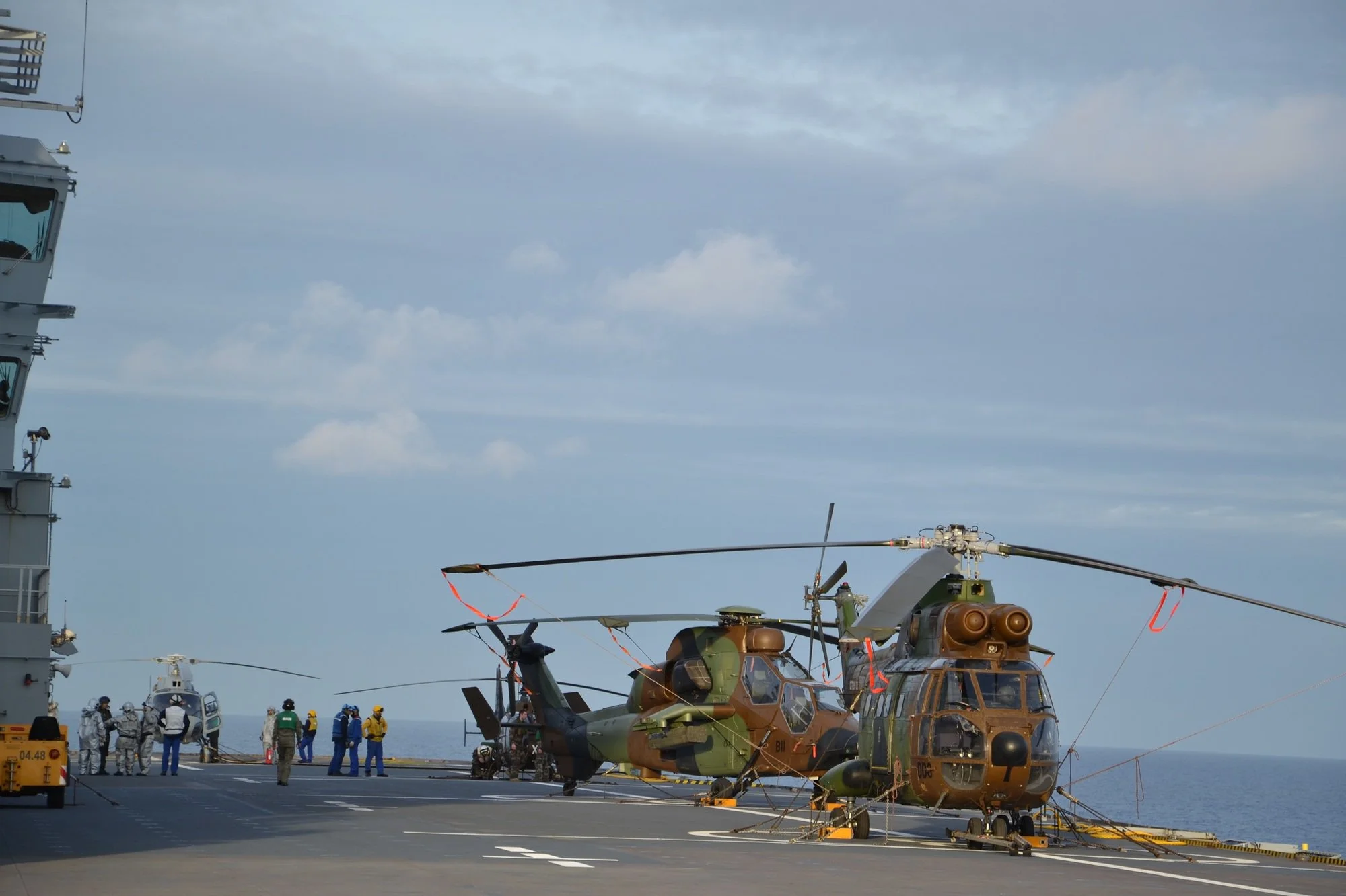 Des Puma et Super Puma sur le pont du Dixmude