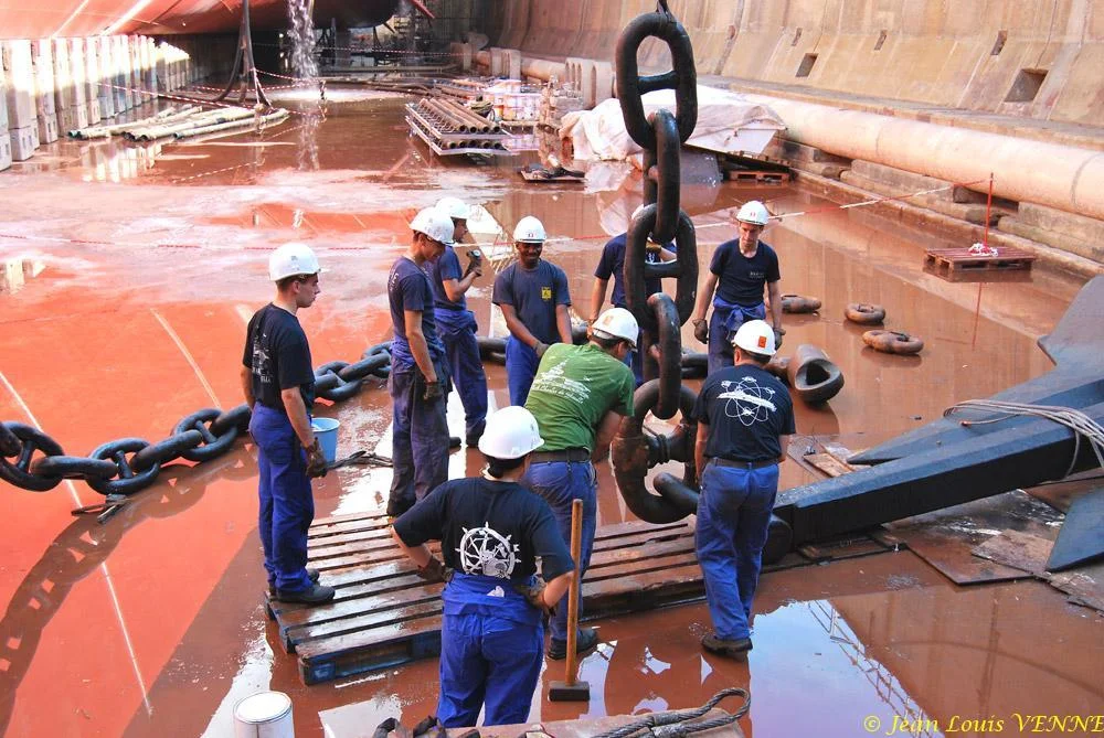 Le Charles de Gaulle ré-embarque ses lignes de mouillage