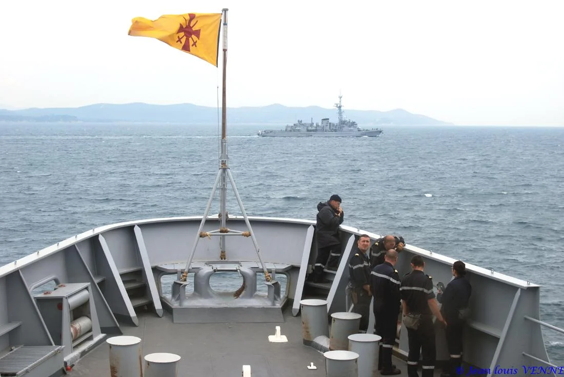 Une frégate ASM passe devant le Siroco