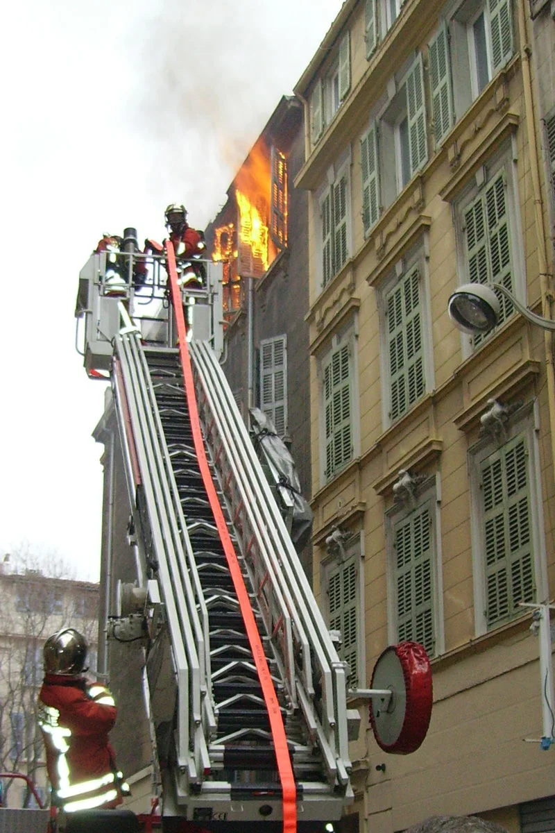 Les marins-pompiers de Marseille interviennent pour un feu d’appartement dans le 1er arrondissement