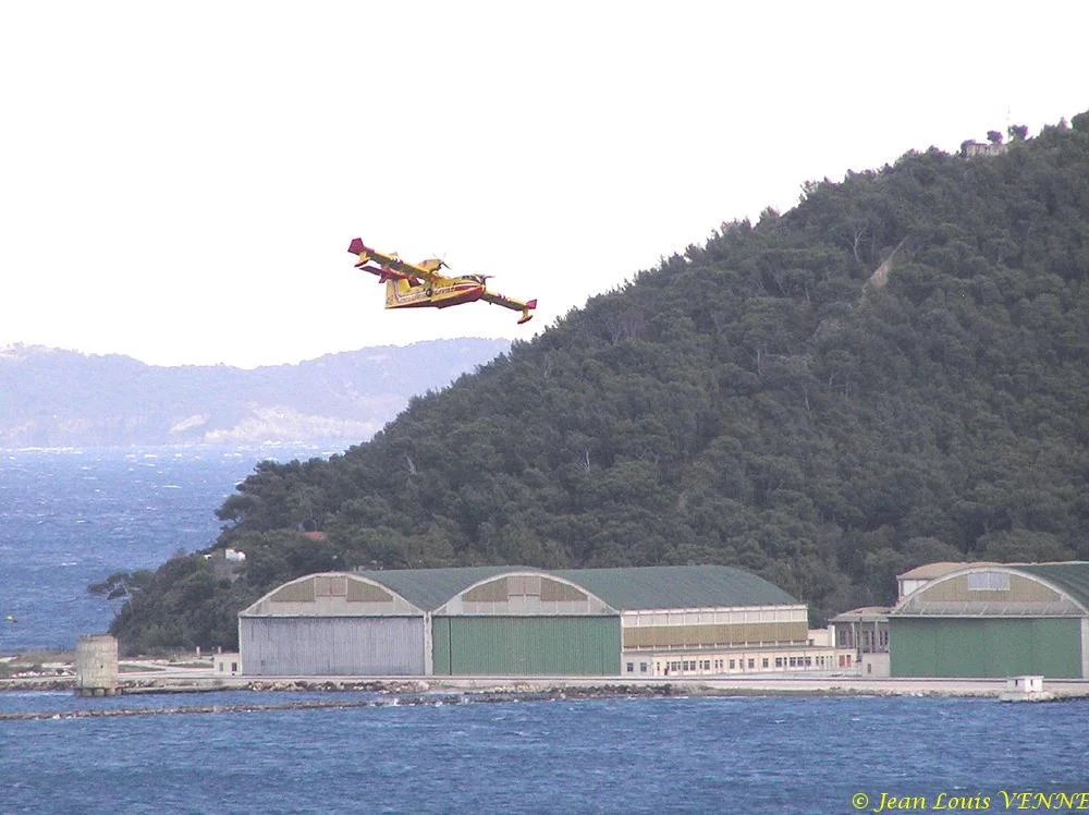 Les Canadairs interviennent au-dessus de Saint Mandrier