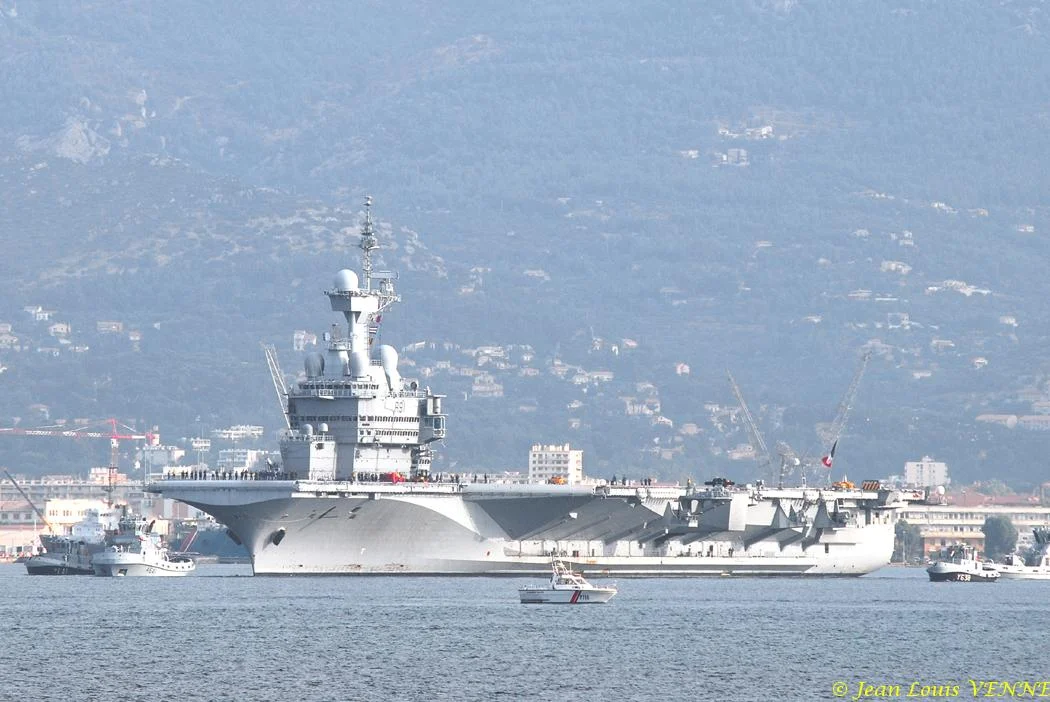 Le porte-avions Charles de Gaulle appareille pour des essais techniques