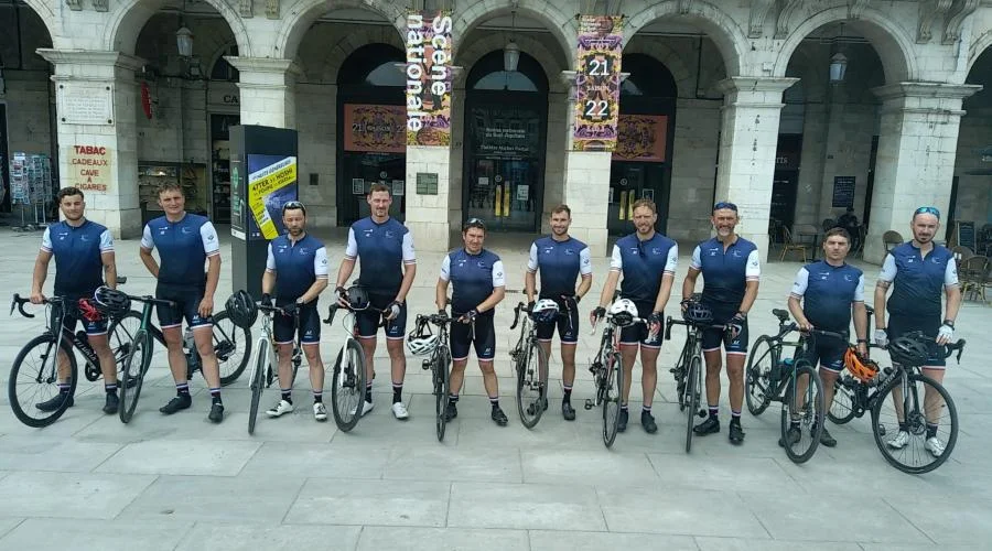 Les 10 cyclistes de la frégate Aquitaine à Bayonne