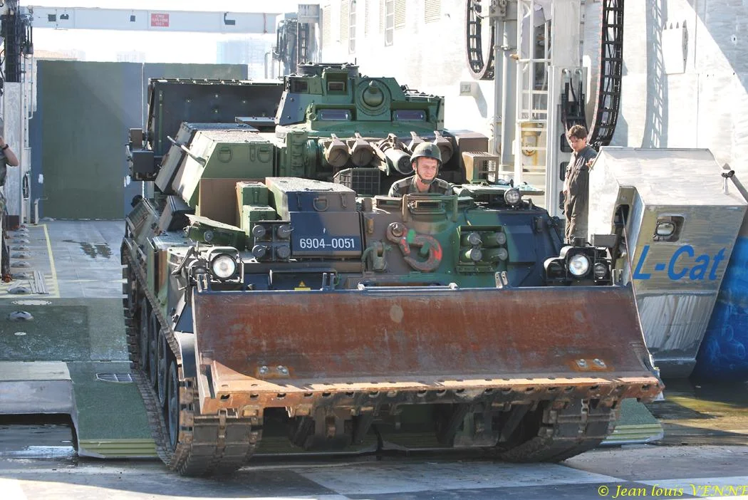L'Engin Blindé du Génie débarque du L-CAT