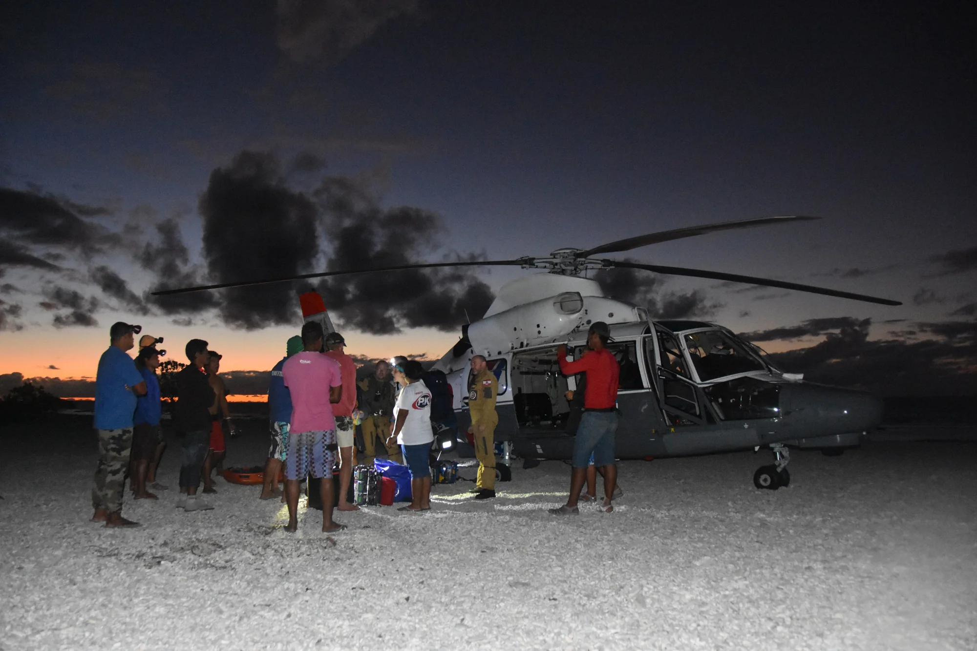 Le Dauphin du détachement 35F de Tahiti posé sur l'atoll de Tenarunga