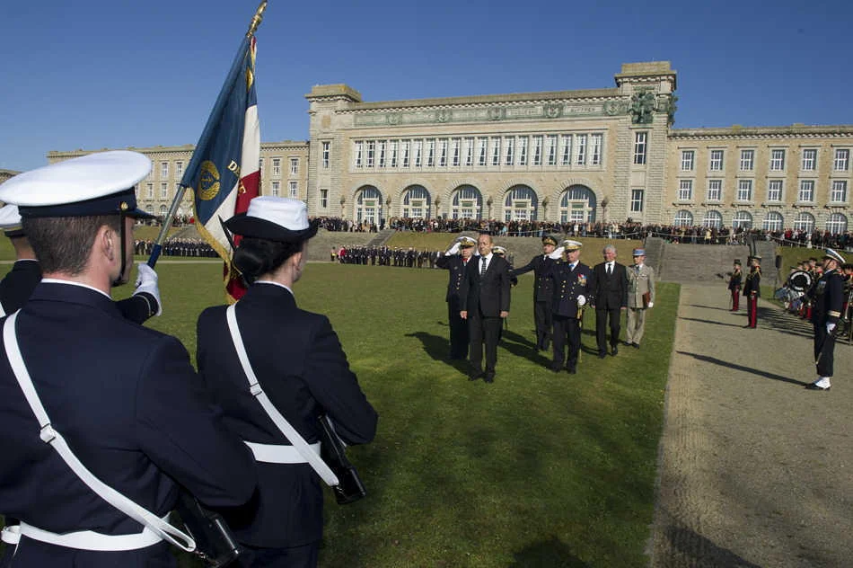 Présentation au drapeau à l'école de Maistrance