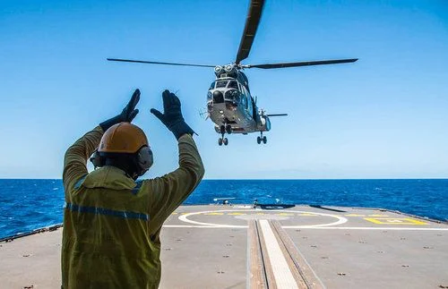 Entraînement d’appontage d’un hélicoptère Puma sur le Germinal