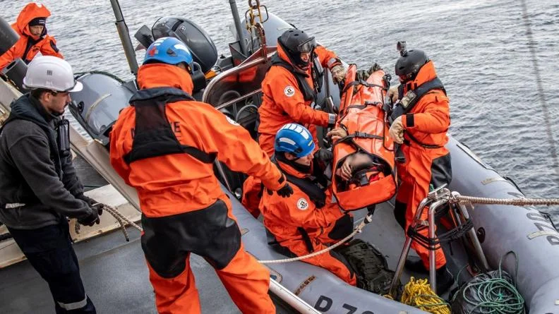 Le patient est transbordé depuis un zodiac vers L'Astrolabe