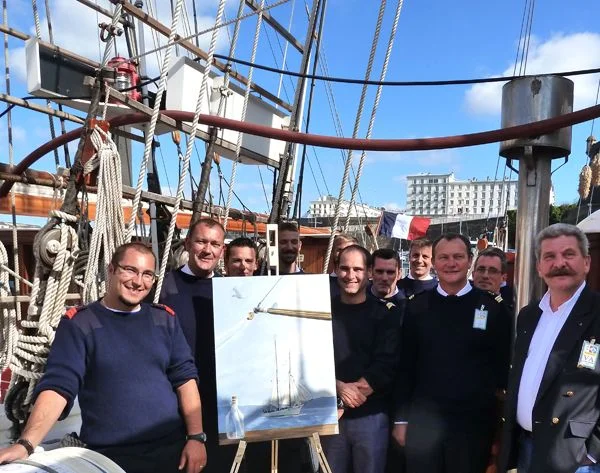 L'équipage de la Belle-Poule et Pierre-Arnaud Lebonnois autour de la toile 