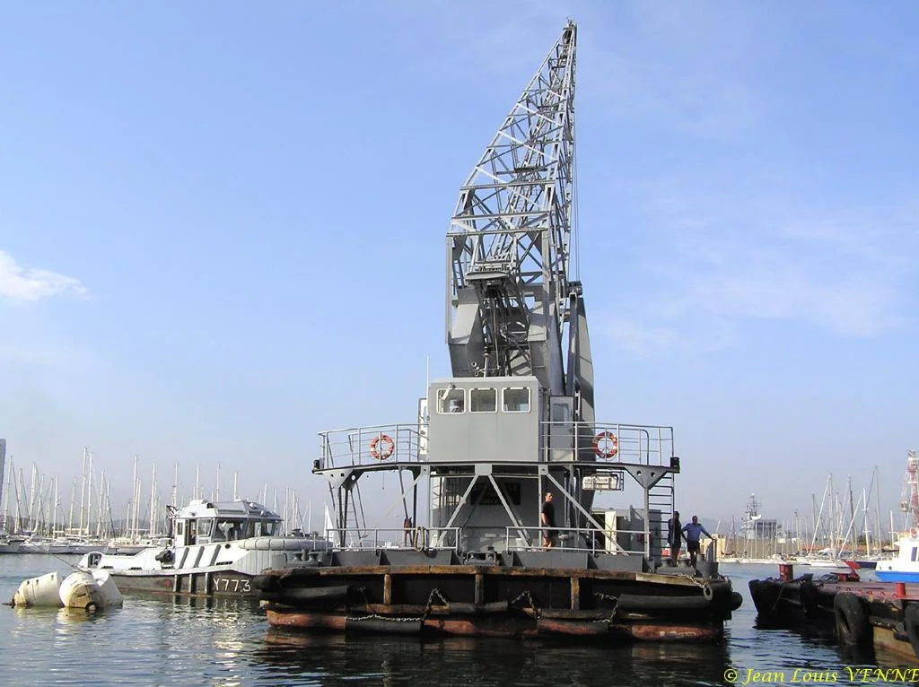 La grue flottante GFA3 dans le Carré du port de Toulon