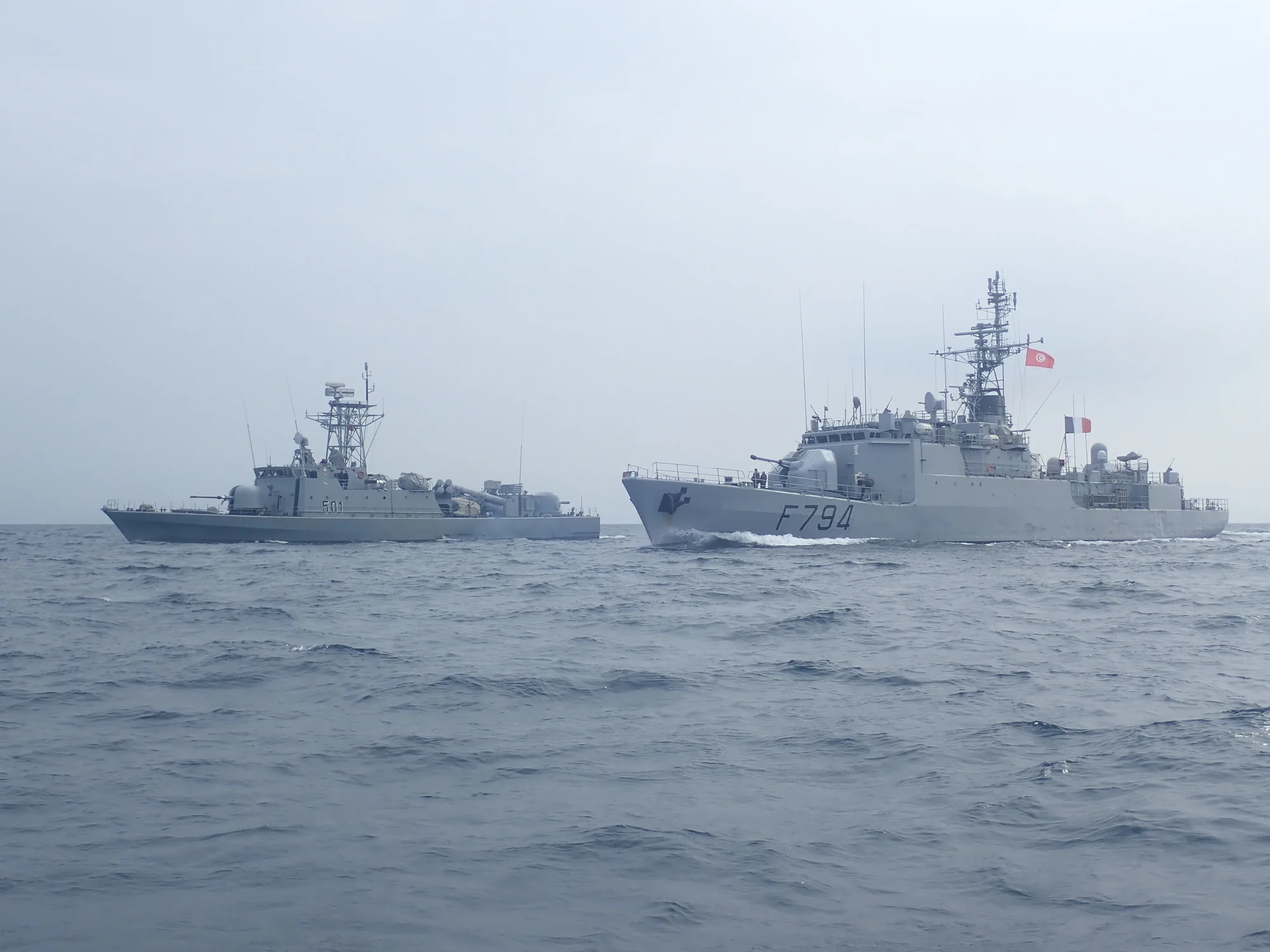 L'aviso EV Jacoubet et le patrouilleur tunisien La Galite