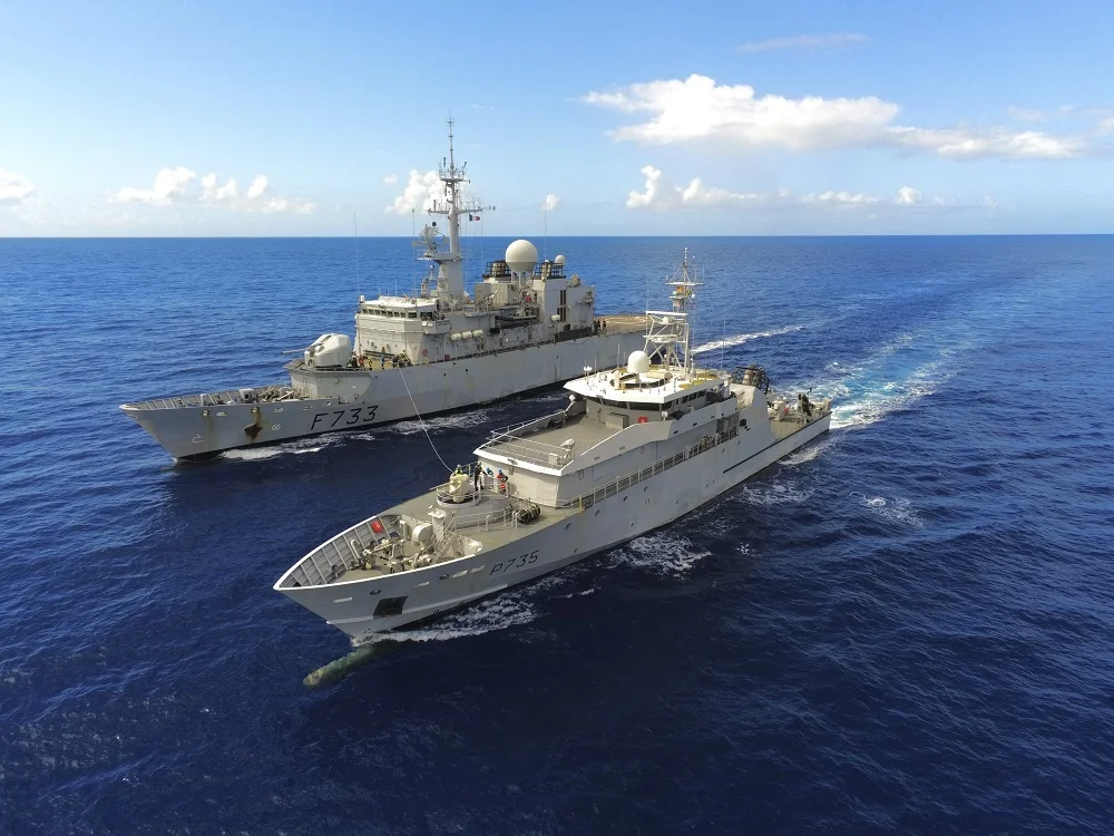 La frégate Ventôse et le patrouilleur La Combattante