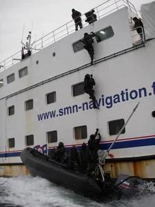 Assaut du ferry assurant la liaison Groix-Lorient