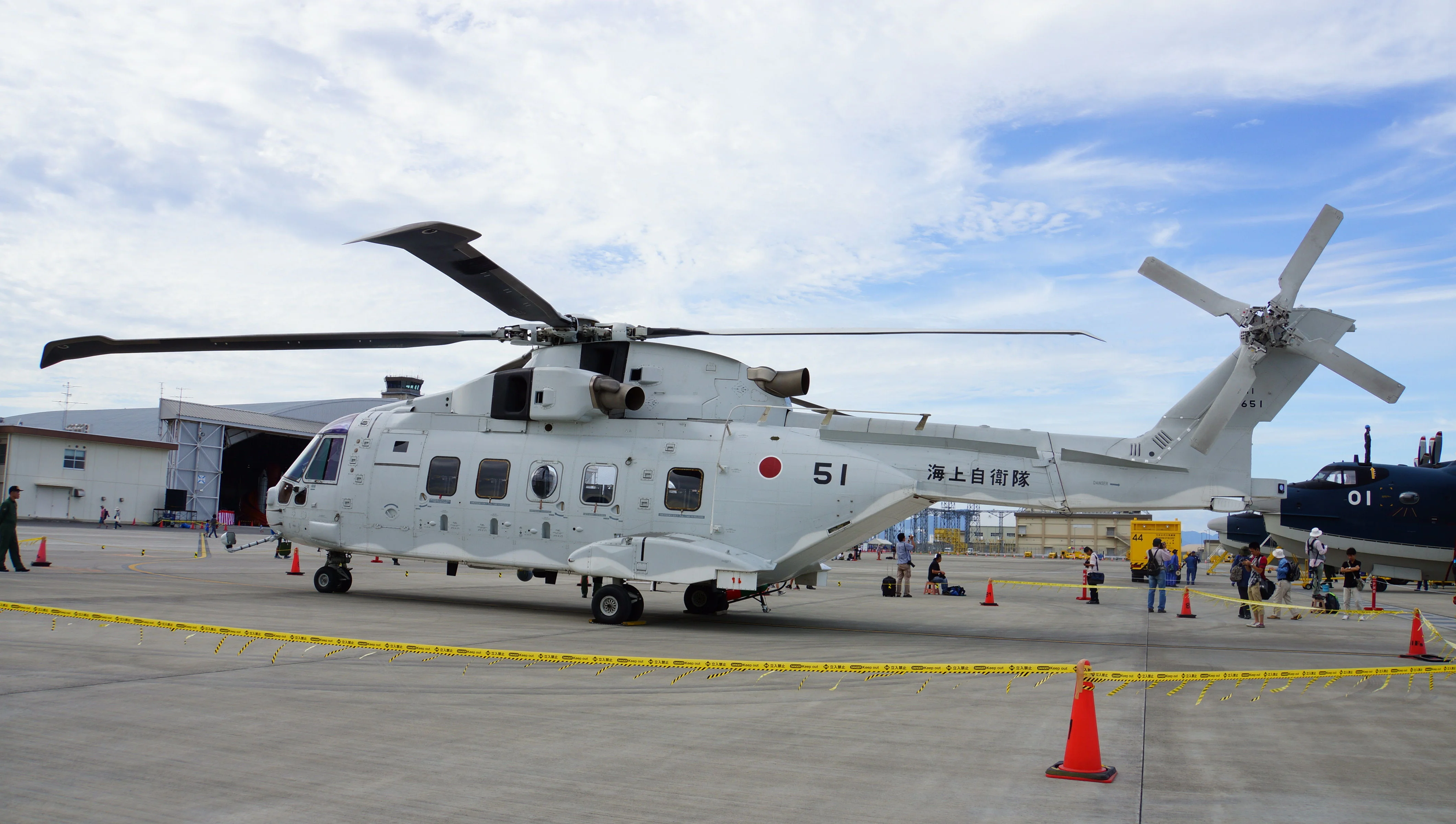 Un hélicoptère MCH-101 sur la base aérienne japonaise de Iwakuni