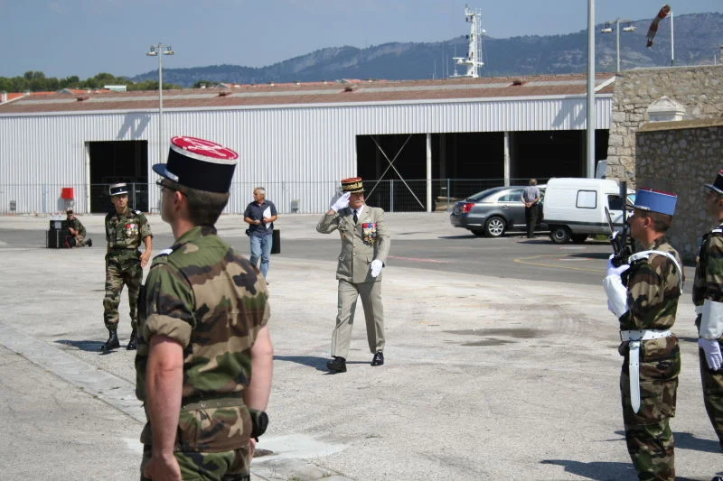 Le général Clément-Bollée passe les troupes en revue