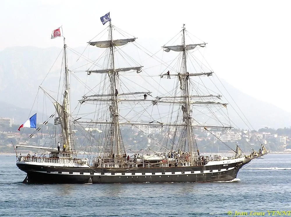 Le voiler Bélem quitte le port de Toulon