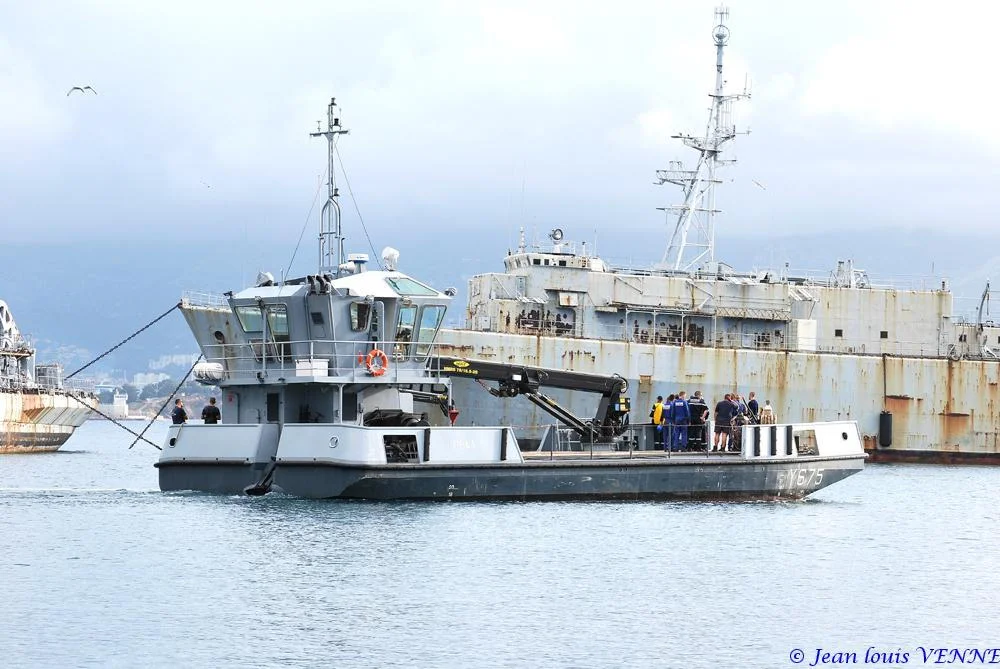 La coque de l’ex-Argens transférée à la base navale de Toulon