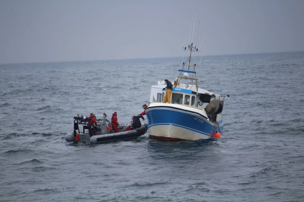 Le bateau de pêche en détresse