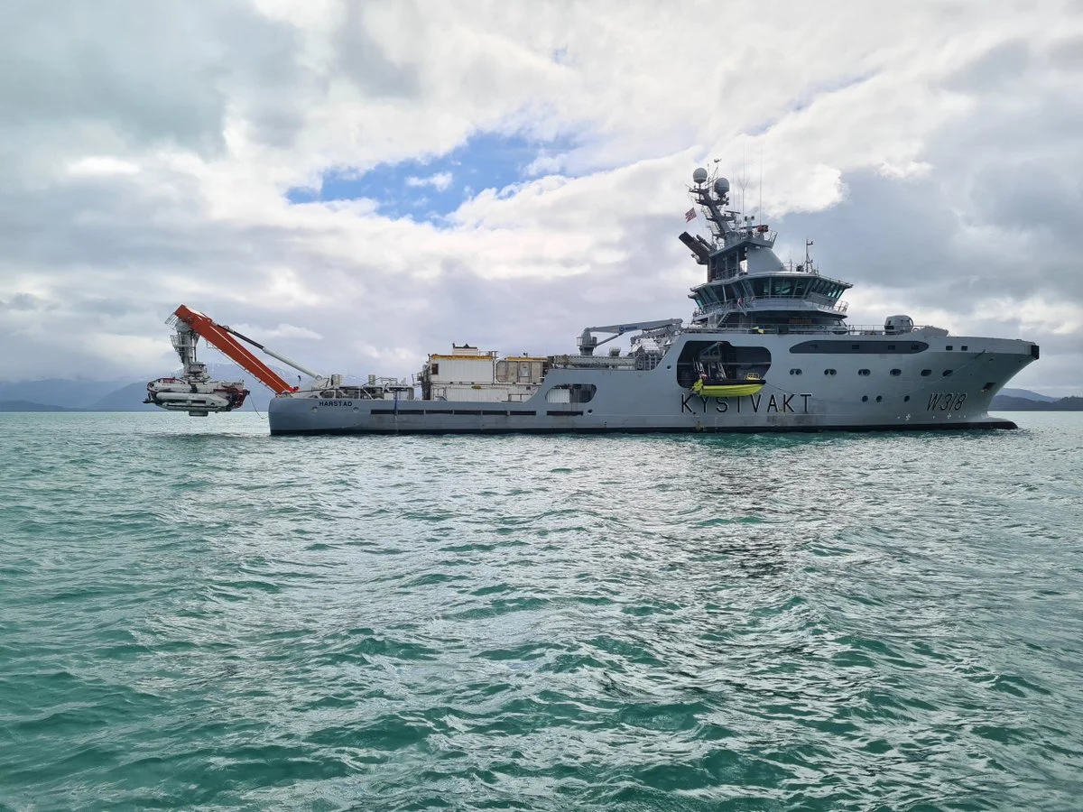 Le navire des garde-côtes norvégiens KV Harstad, bâtiment support du NSRS