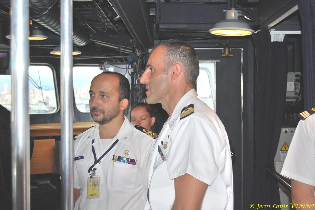 Le commandant en second de l'Etna présente la passerelle