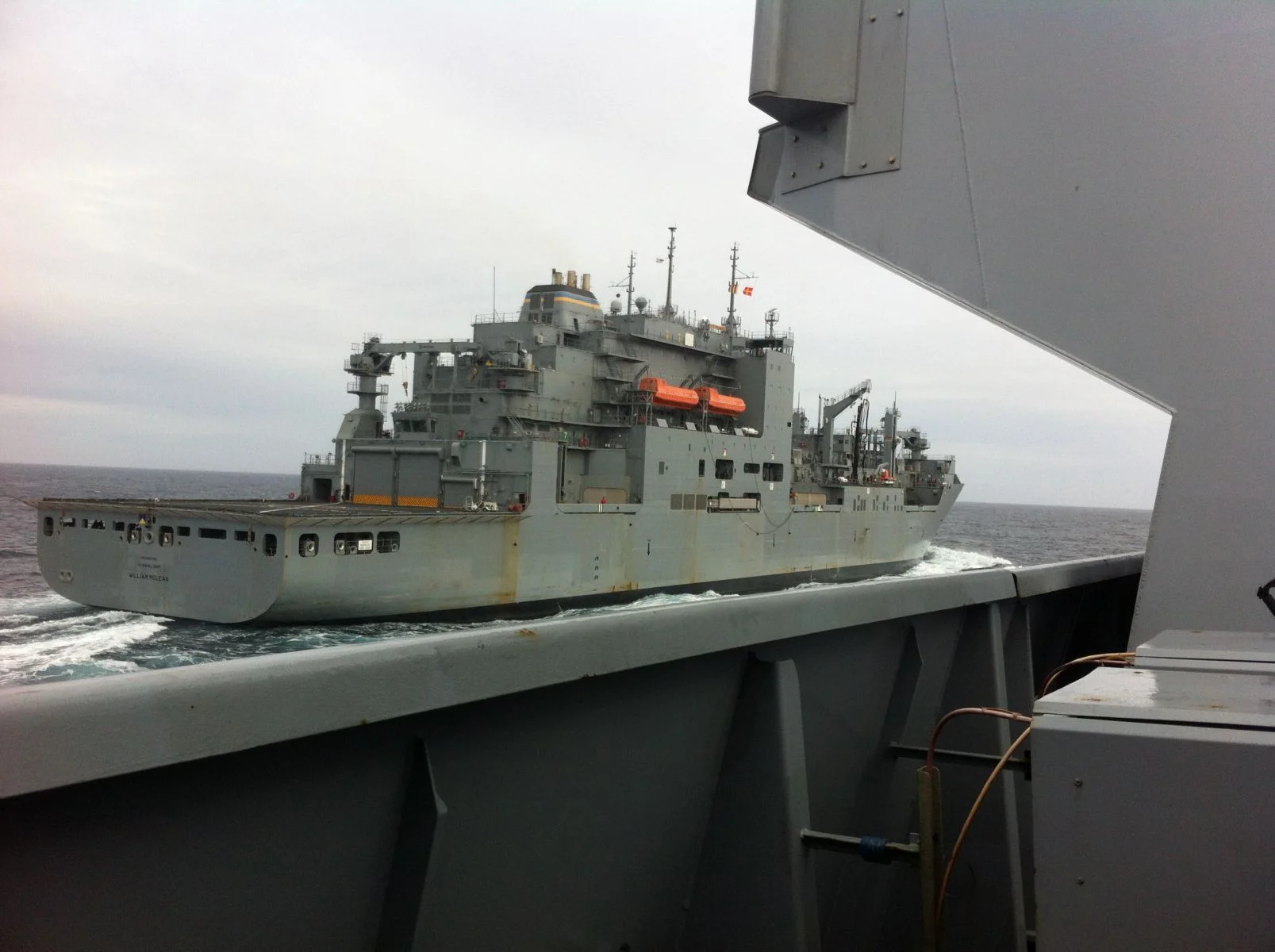 Ravitaillement à la mer auprès du pétrolier-ravitailleur américain Mc Lean