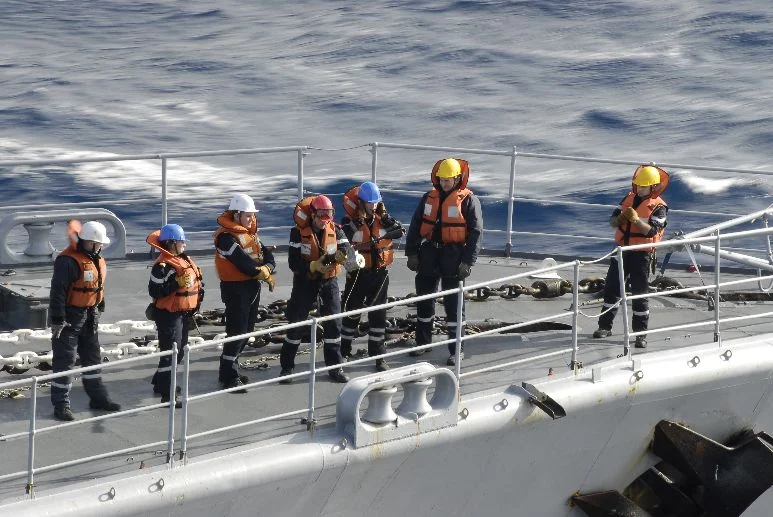 Tir au fusil lance-amarres sur le Georges Leygues
