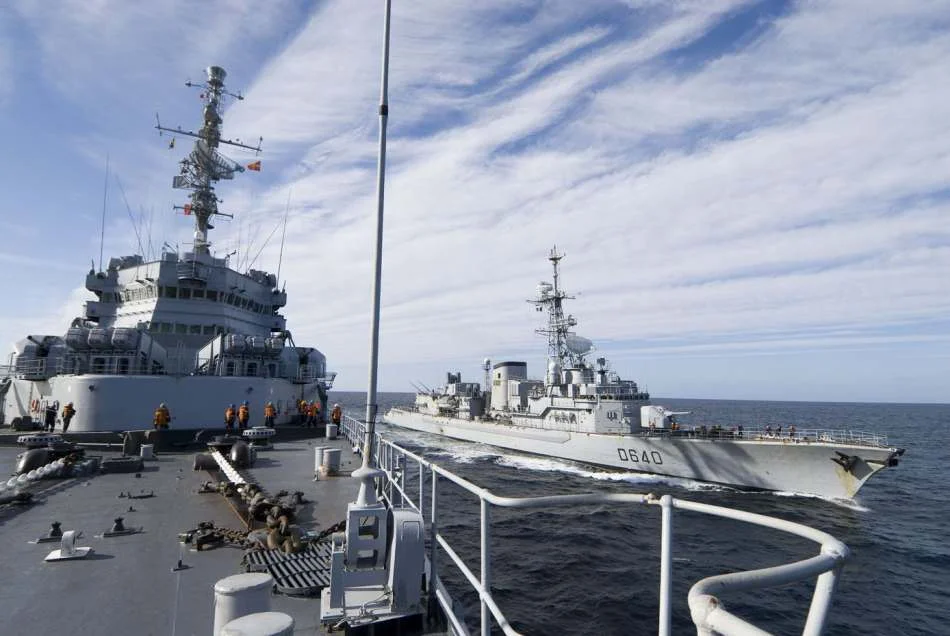 Le porte-hélicoptères Jeanne d'Arc et la frégate anti-sous-marine Georges Leygues