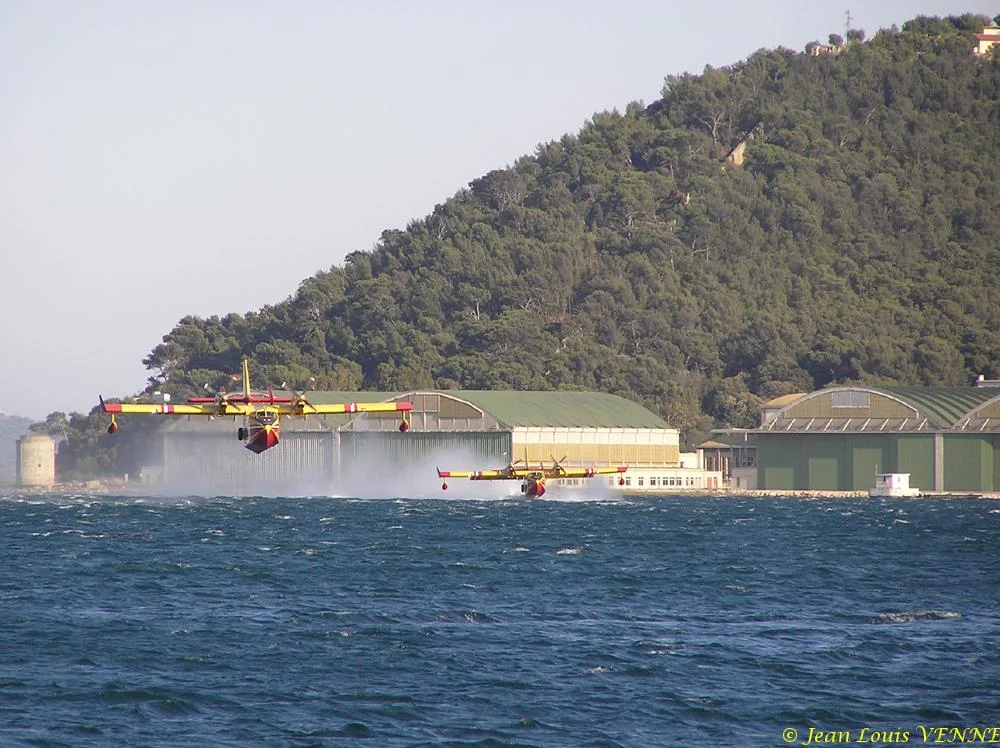 Les Canadairs interviennent au-dessus de Saint Mandrier