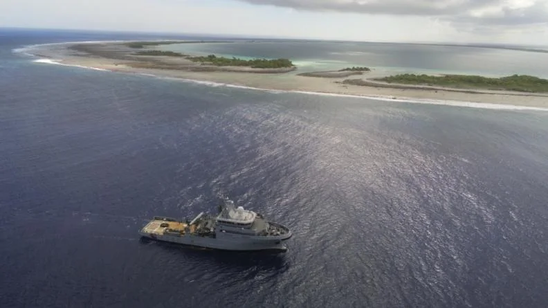 Le Bougainville au large de l'atoll de Rangiroa
