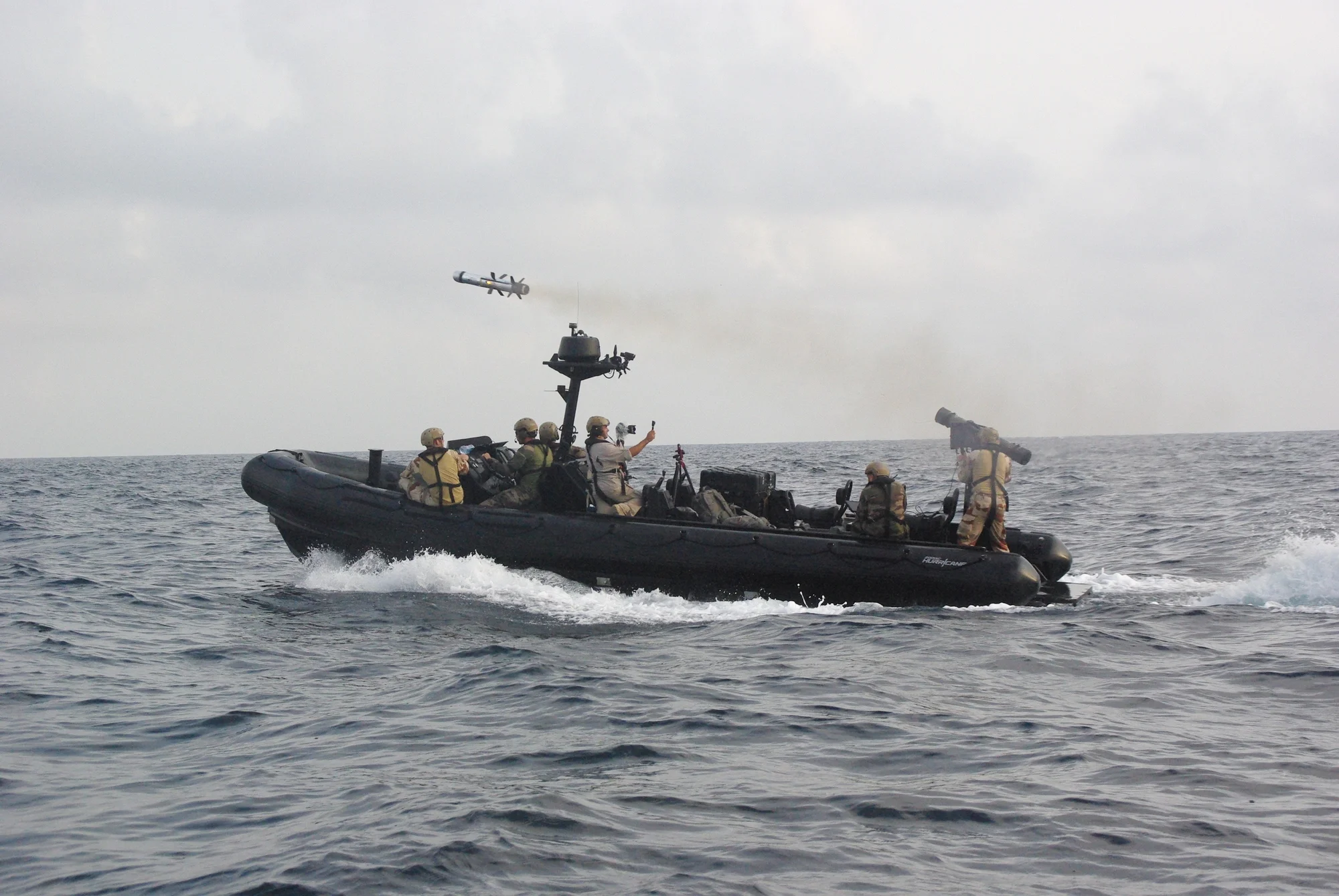 Des commandos-marine lancent un missile à moyenne portée (MMP) depuis la mer