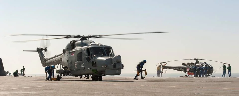 Un hélicoptère britannique sur le pont du porte-avions Charles de Gaulle