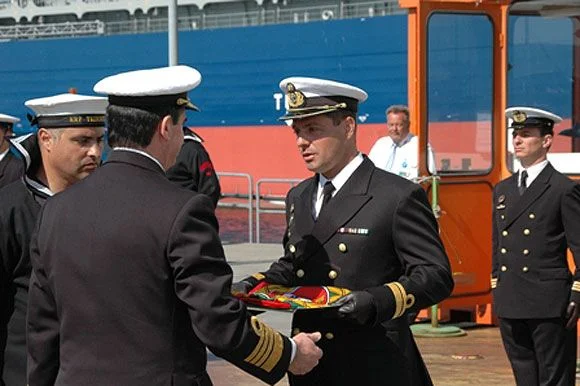 Le nouveau commandant reçoit le pavillon devant être hissé